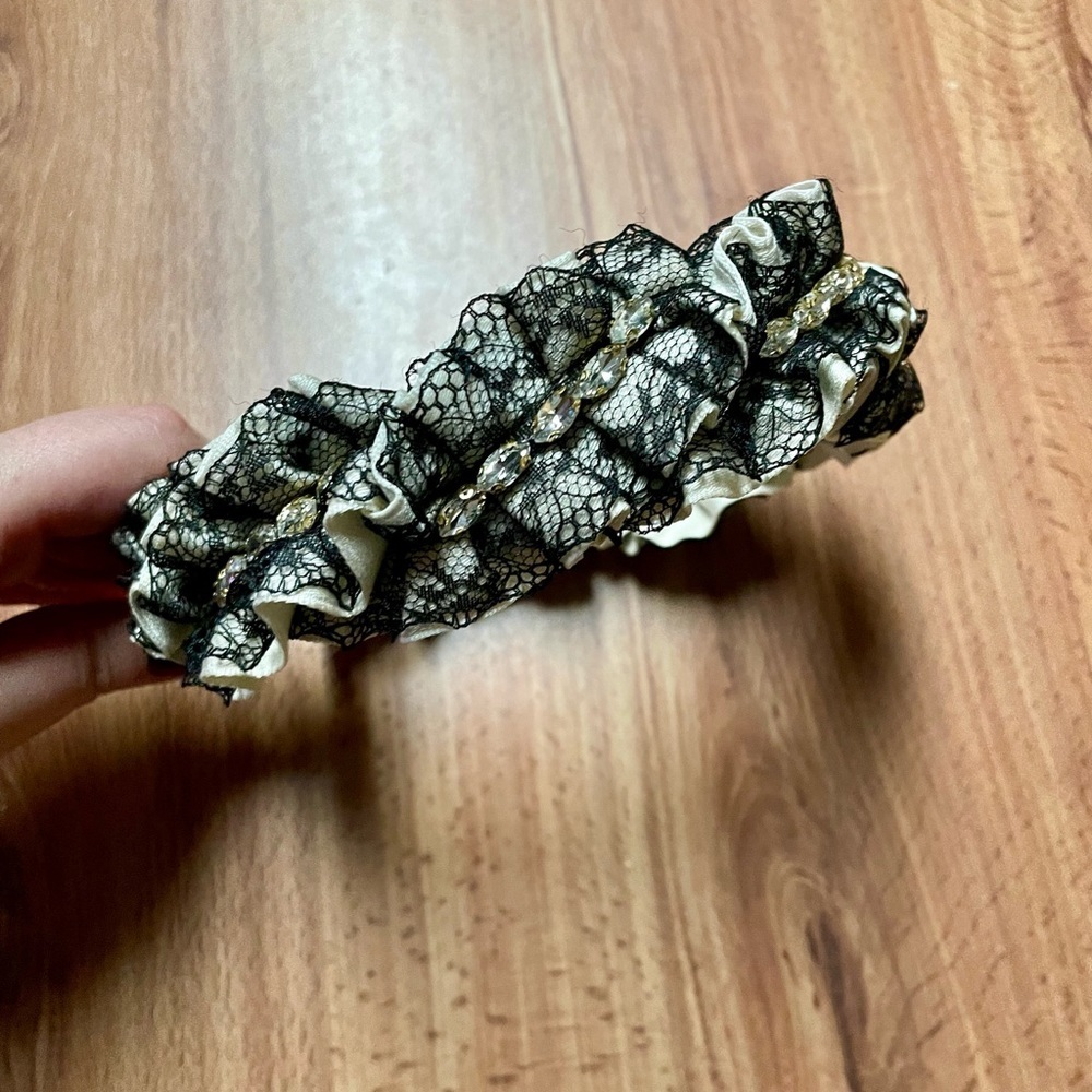 Lace Ruffle Embellished Headband - Picture 12 of 12